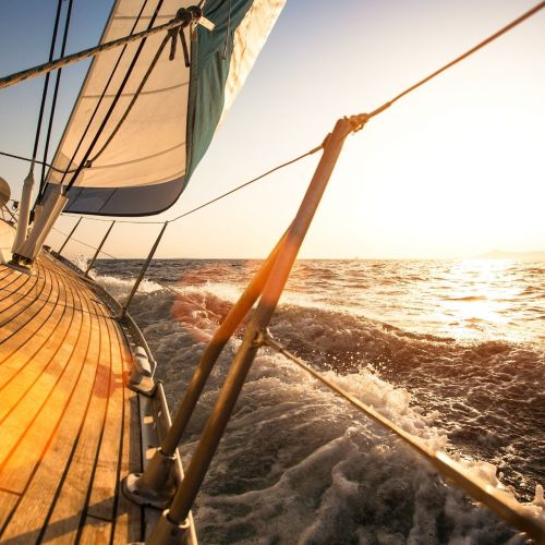 barca a vela nel mare di Vieste nel Gargano in Puglia