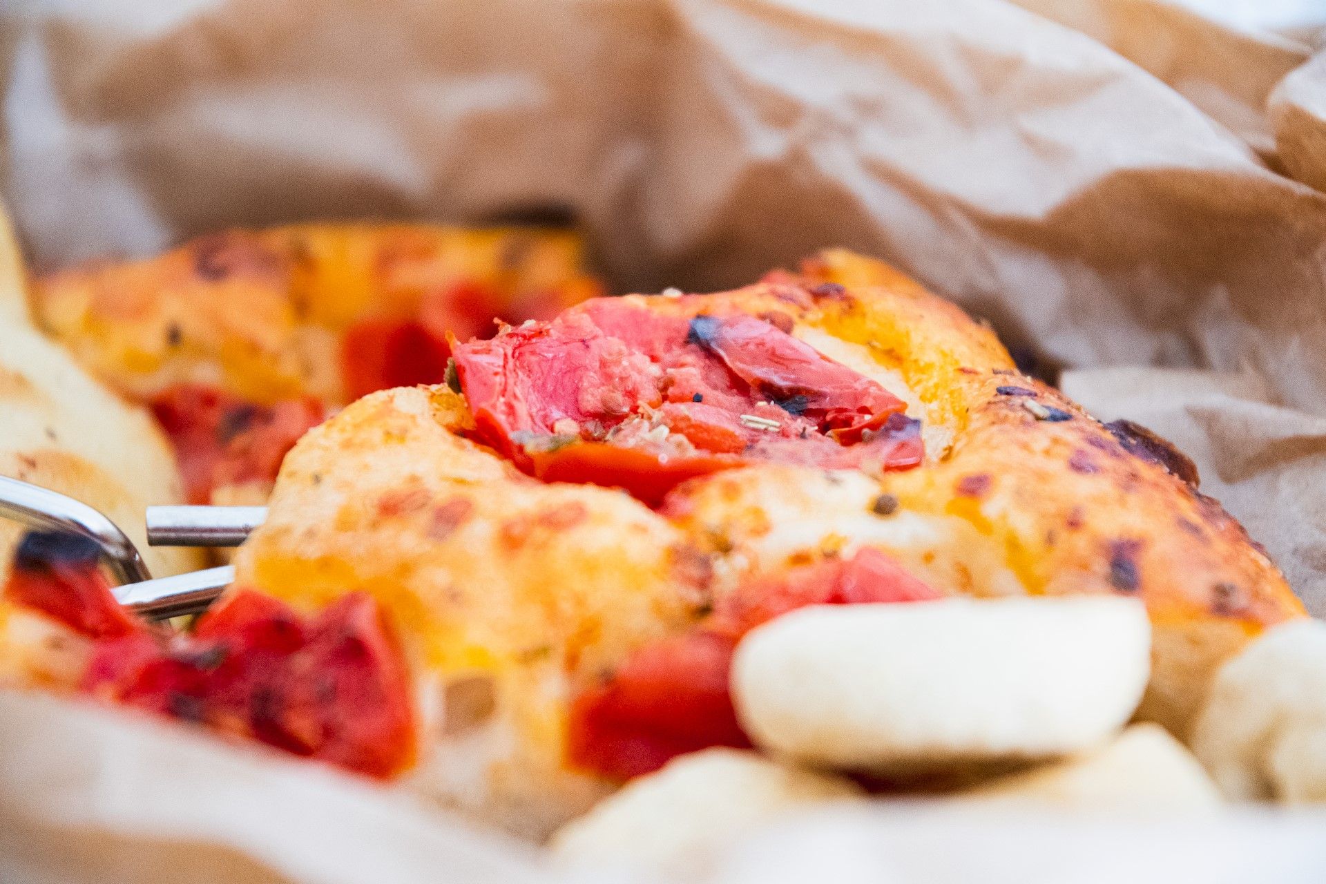 colazione con pizza e pomodoro tipica del B&B Incanto di Luna vicino al mare Pizzomunno Vieste nel Gargano