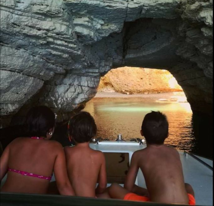 Bambini In Vacanza Al Mare Tour Grotte Marine In Barca A Vieste Costa Gargano