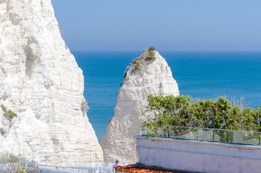 vista pizzomunno dal salone appartamento Blu Suite del B&B Bed and Breakfast vicino al mare di Vieste Incanto Di Luna